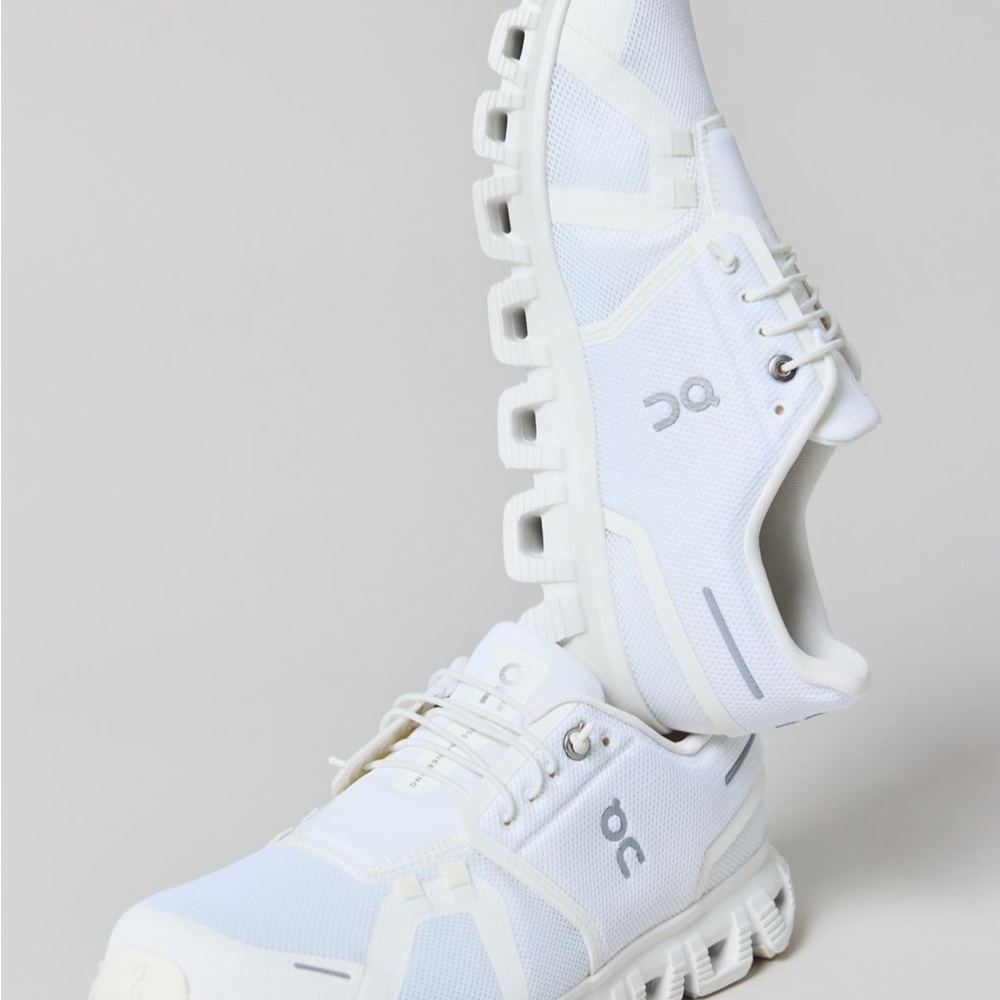 Completely new On Running White Sneakers Minimalist Design - Picture 2 of 2